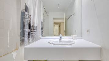 Chuveiro, secador de cabelo, toalhas de banho