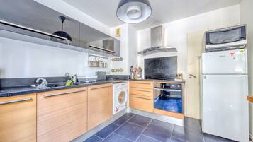 Een koelkast, een microgolfoven, een oven, een kookplaat