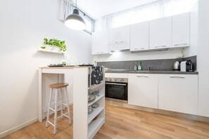 Refrigerador, horno, parrilla de estufa y cafetera y tetera