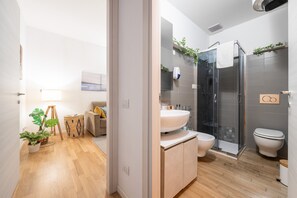 Shower, hair dryer, towels