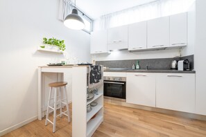 Refrigerador, horno, parrilla de estufa y cafetera y tetera 