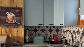 Kühlschrank, Ofen, Kochgeschirr/Geschirr/Besteck, Esstisch