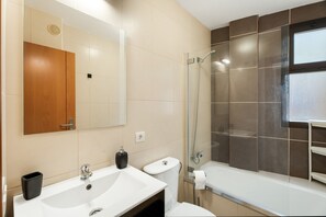 Shower, towels - Vacation Apartment 'Laguna Confort' with Wi-Fi (La Laguna)