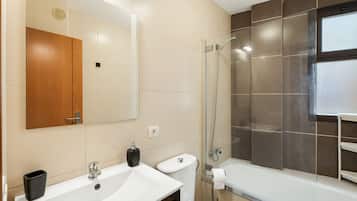 Een douche, handdoeken