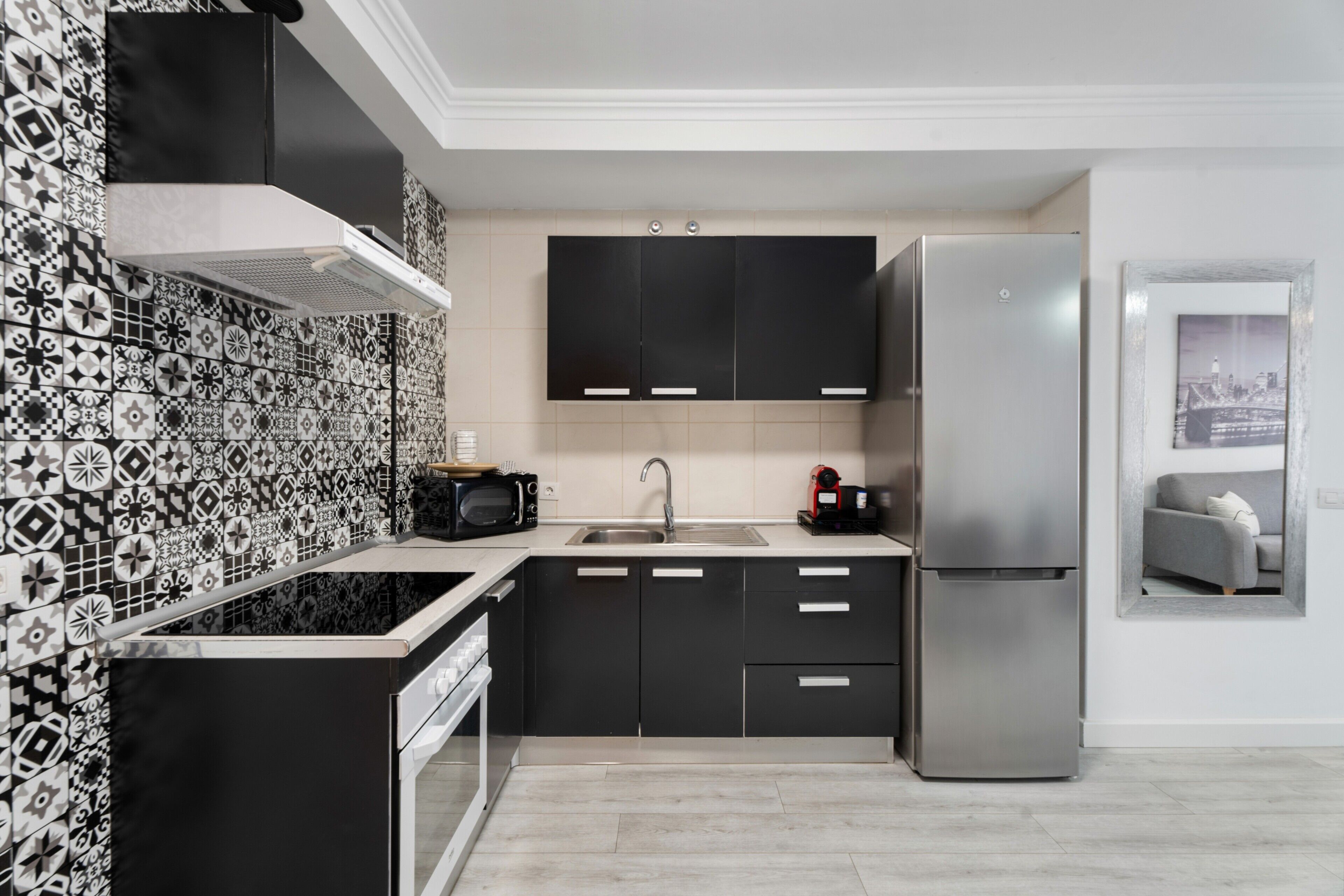 Køleskab, mikrobølgeovn, kogeplade, kaffe-/temaskine