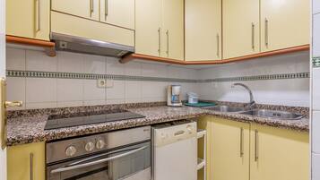 Frigorífico, microondas, horno y placa de cocina
