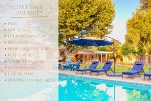 Una piscina al aire libre, una piscina climatizada