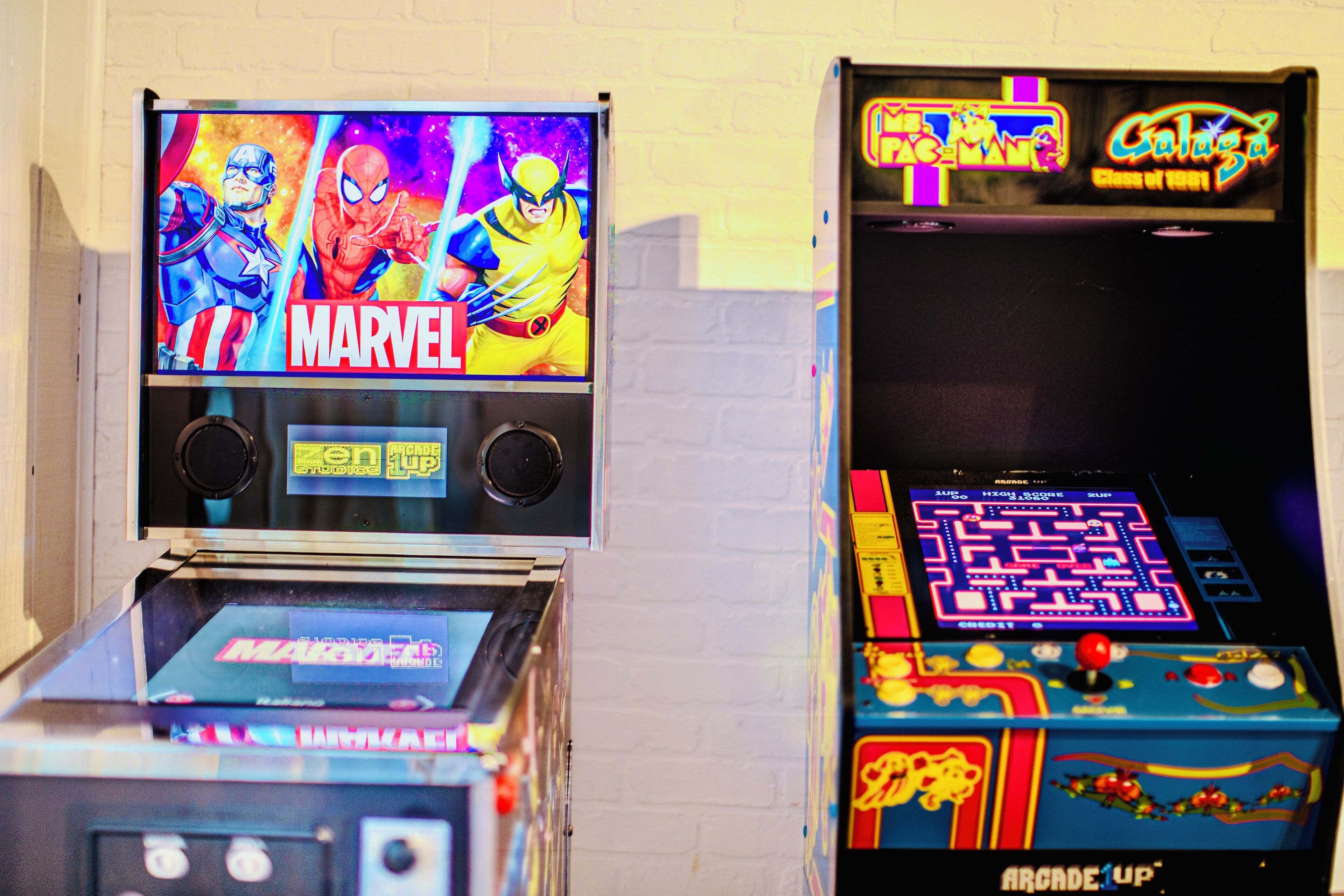 Due macchinette arcade, una a tema Marvel e l'altra con Pac-Man.