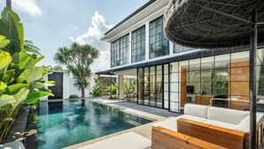 A modern house with a swimming pool, outdoor seating, and large windows. - Casa Siella (Kerobokan)