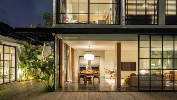 A modern house with a dining area, a pool, and a living room. - Casa Siella (Kerobokan)