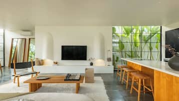 Villa de diseño, patio, vistas a la piscina | Zona de estar | Smart TV de 60 pulgadas con canales por cable