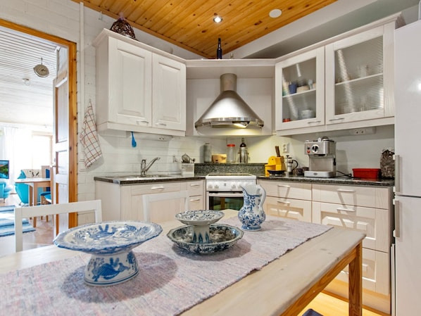 Fridge, microwave, dishwasher, cookware/dishes/utensils