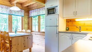 Fridge, microwave, dishwasher, cookware/dishes/utensils