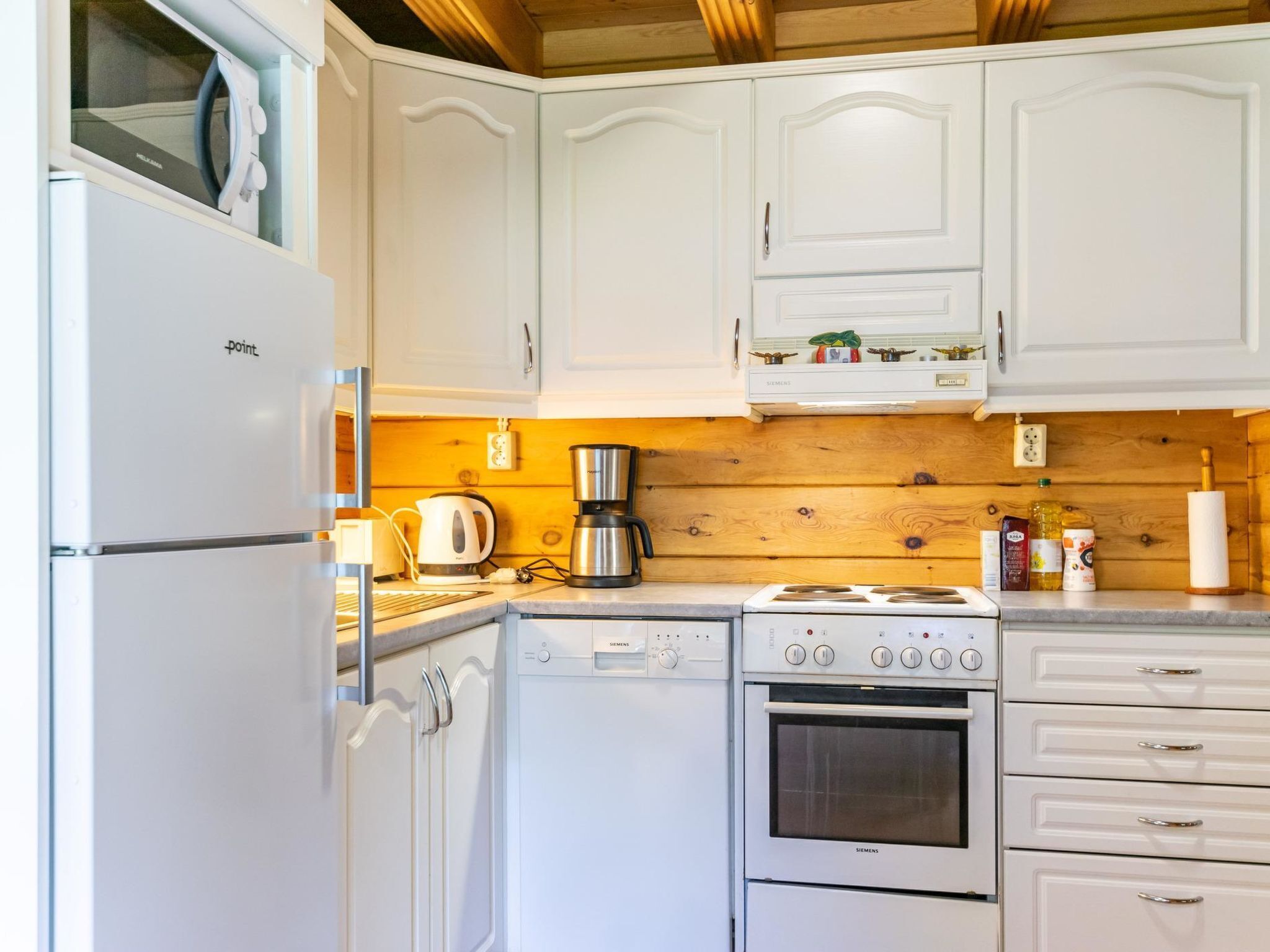 Refrigerador, microondas, lavavajillas y utensilios de cocina 
