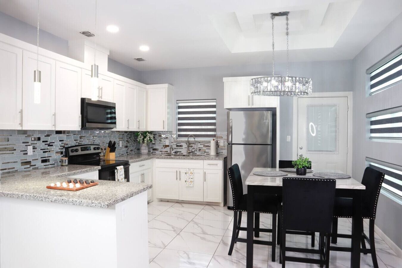 Réfrigérateur, micro-ondes, plaque de cuisson