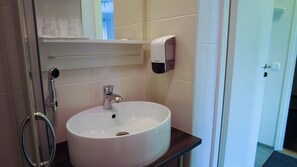 Secador de cabelo, toalhas de banho