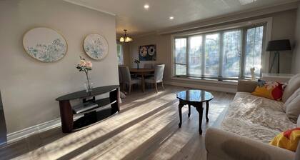 Enjoy Free parking three-bedroom Bunglaw house!