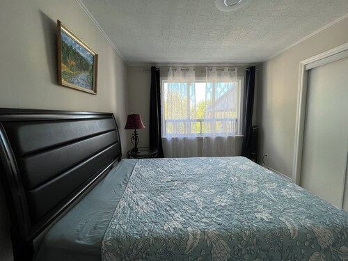 Enjoy Free parking  three-bedroom Bunglaw house!  