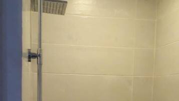 Douche, sĂšche-cheveux, serviettes fournies