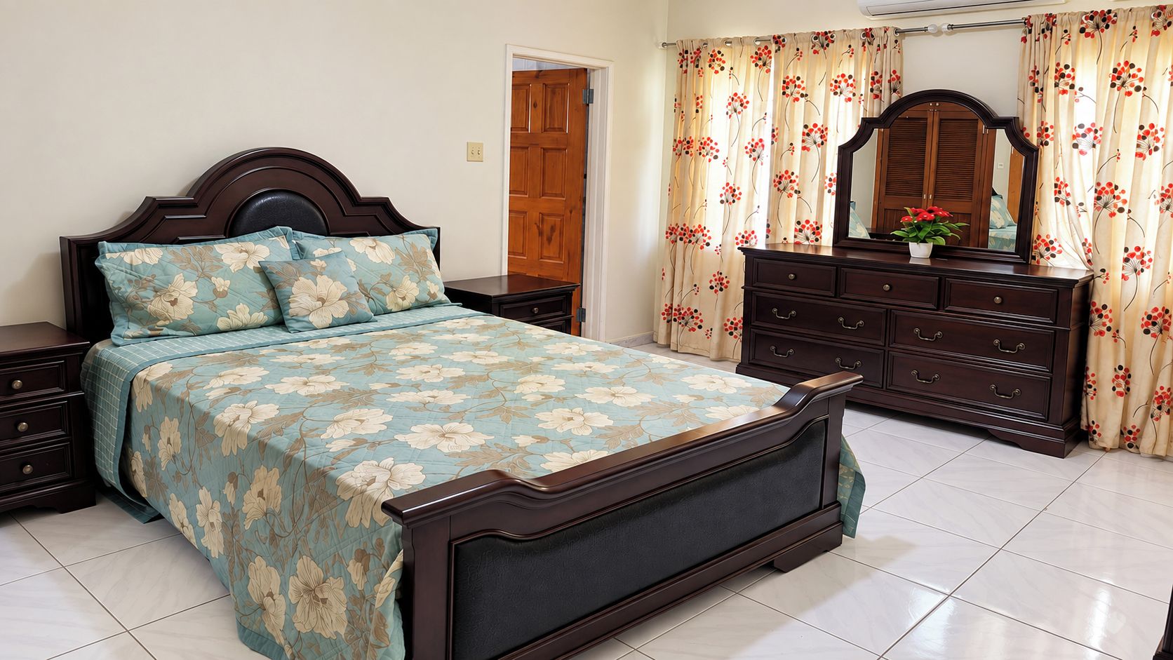 Une chambre à coucher avec un lit, une commode, un miroir et des rideaux.