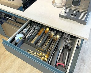 Kylskåp, mikrovågsugn, ugn och spishäll