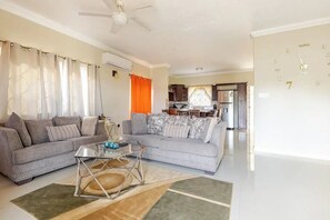 TV - Luxury Sea-View Townhouse, Pool , Ocho Rios (Ocho Rios)