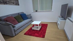 TV - Emerald Apartment Sleeps 4 with Parking (London)