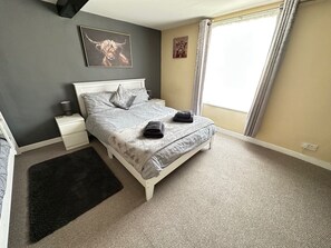 2 bedrooms, iron/ironing board, WiFi, bed sheets - Llanidloes - Sleeps 7 - Parking - Pet Friendly (Llanidloes)