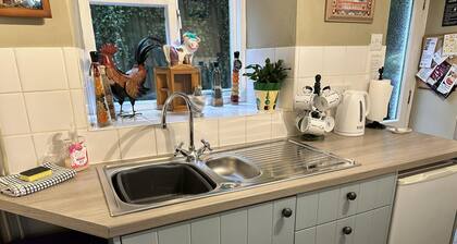 Llanidloes - Sleeps 7 - Parking - Pet Friendly