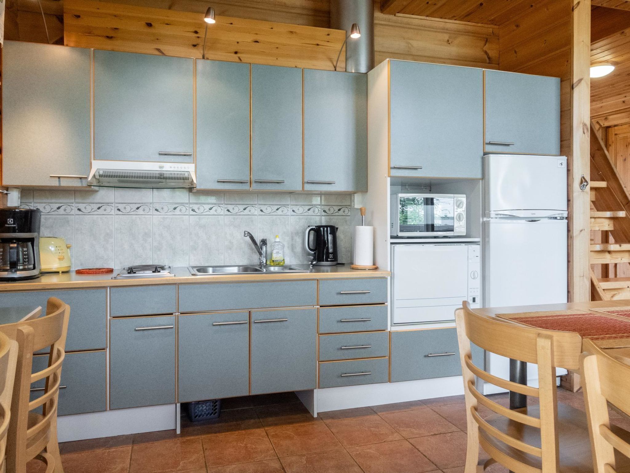 Kühlschrank, Mikrowelle, Geschirrspüler, Kochgeschirr/Geschirr/Besteck