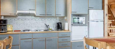 Kühlschrank, Mikrowelle, Geschirrspüler, Kochgeschirr/Geschirr/Besteck