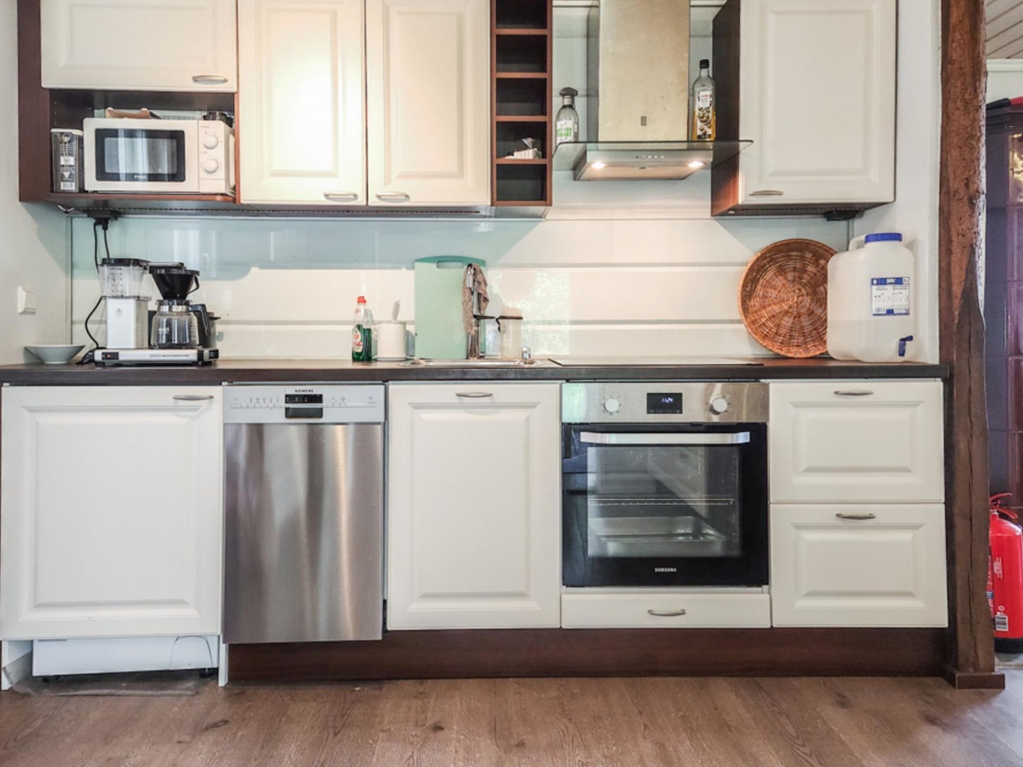 冷蔵庫、電子レンジ、食器洗い機、調理器具と食器