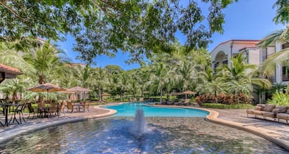 Vibrant paradise townhome with pool, W/D and tennis court