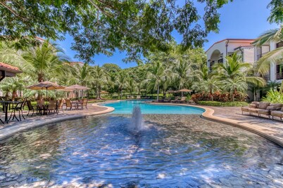 Vibrant paradise townhome with pool, W/D and tennis court