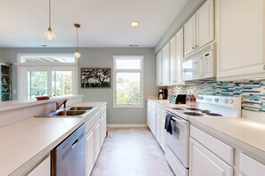 冷蔵庫、電子レンジ、オーブン、コンロ