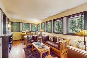 Fernseher, DVD-Player, Bücher