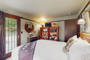 2 bedrooms, iron/ironing board, internet, bed sheets