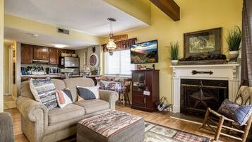 TV connectée, cheminée, baby-foot, livres