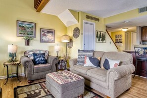 Smart TV, fireplace, foosball, books - High Mountain Perch (Gatlinburg)