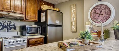 Een koelkast, een microgolfoven, een oven, een kookplaat