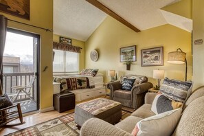 Smart TV, fireplace, foosball, books - High Mountain Perch (Gatlinburg)