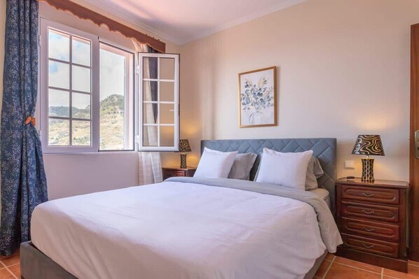 2 chambres, fer et planche à repasser, lit de bébé portatif, Wi-Fi