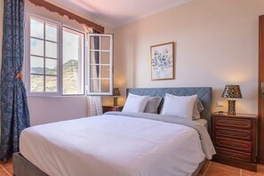 2 bedrooms, iron/ironing board, travel crib, WiFi - Charming Sea View Home in Caniçal (Caniçal)