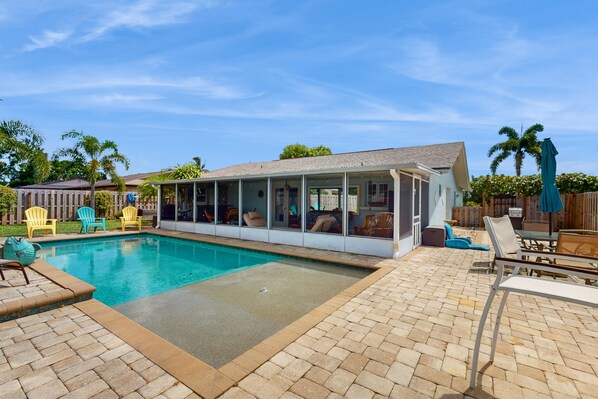 A heated pool - Charming Crystal Lakes Retreat with private pool, fenced yard, and internet (Fort Myers)