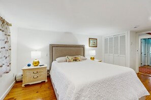 4 bedrooms, Internet, bed sheets - Charming home, great location, A/C, W/D, games, deck, & grill, firepit (Marstons Mills)