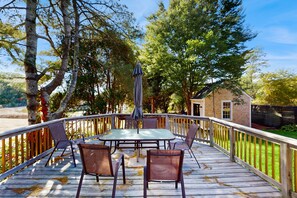 Outdoor dining - Charming home, great location, A/C, W/D, games, deck, & grill, firepit (Marstons Mills)