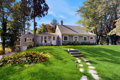 Charming home, great location, A/C, W/D, games, deck, & grill, firepit