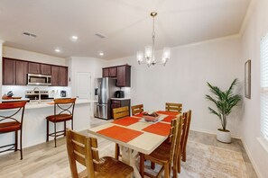 Dining - Comfortable open concept home with full kitchen, internet and W/D (Aransas Pass)