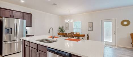 Refrigerador, microondas, horno, placa de cocina