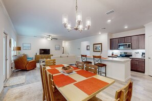 Interior - Comfortable open concept home with full kitchen, internet and W/D (Aransas Pass)